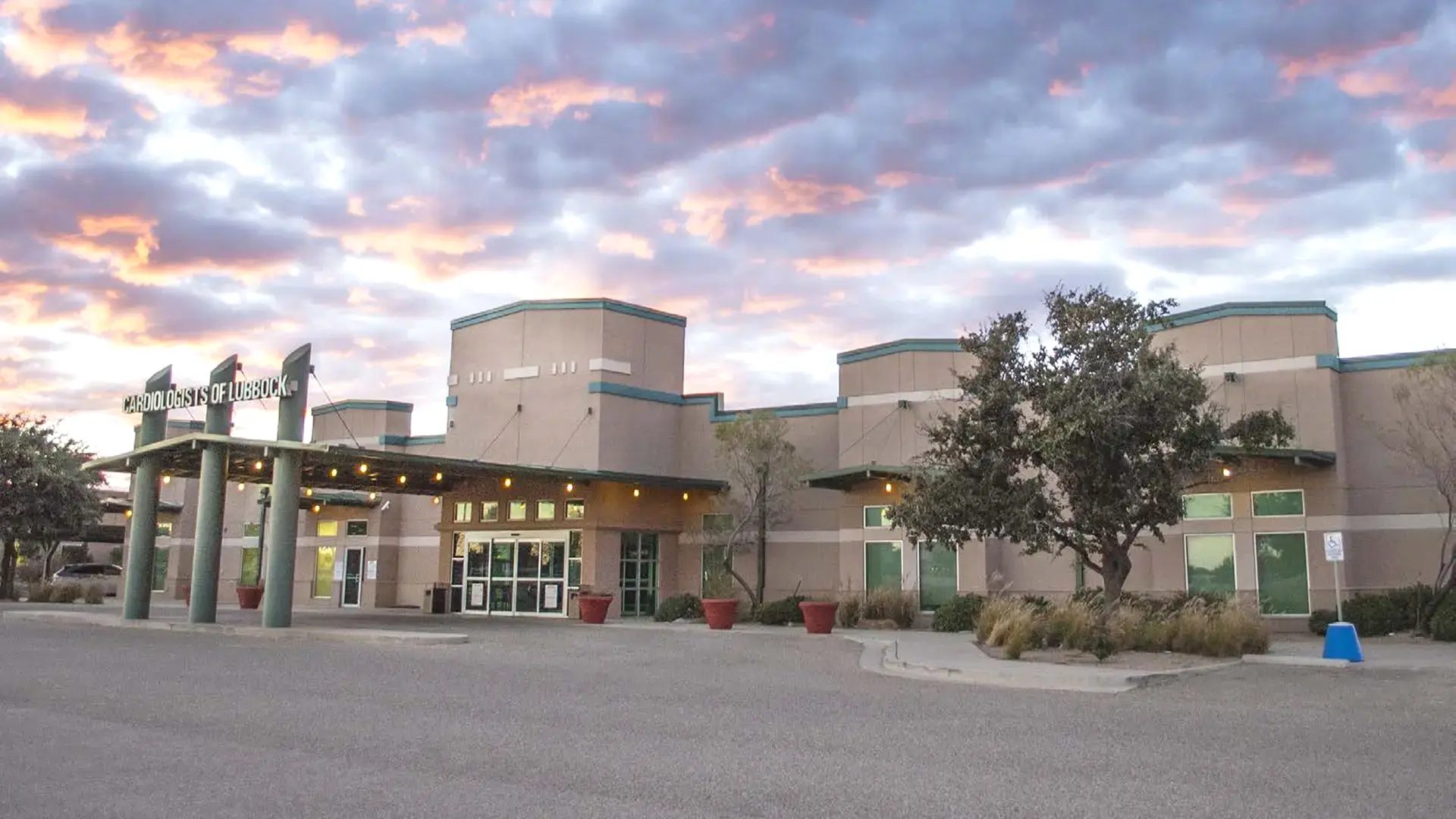 Cardiologists of Lubbock front entrance side view during sunset image
